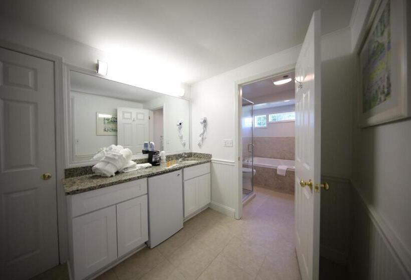 Отель Colonial Inn Harbor Springs