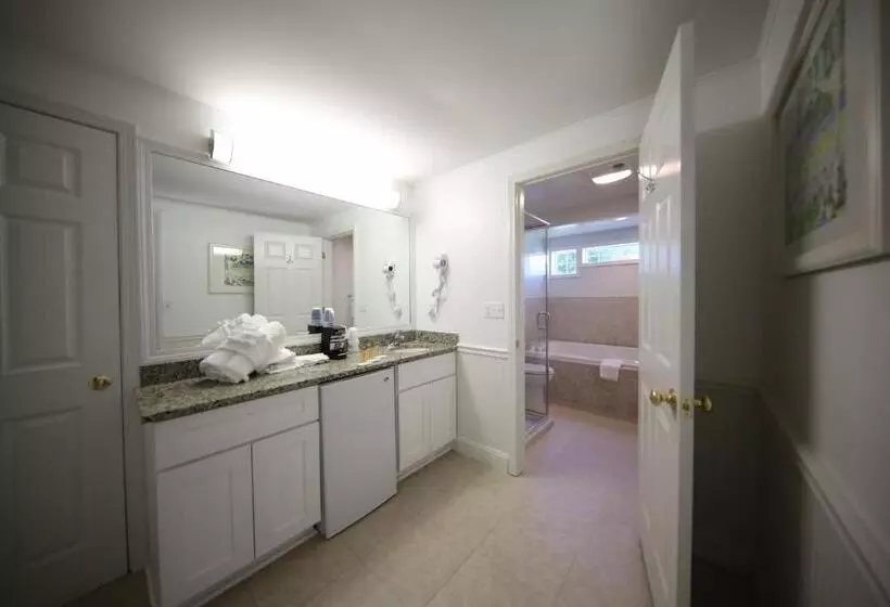 فندق Colonial Inn Harbor Springs