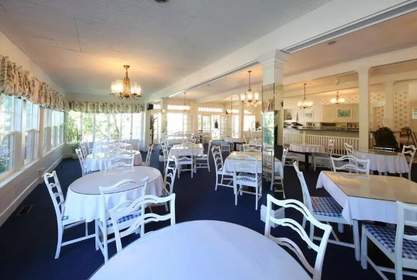 فندق Colonial Inn Harbor Springs