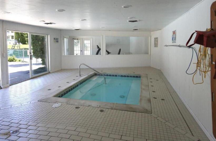 Отель Colonial Inn Harbor Springs