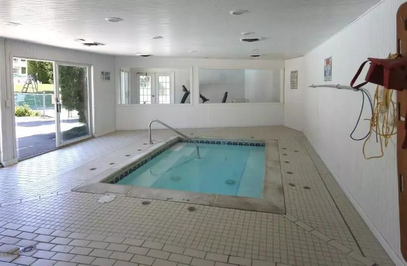 فندق Colonial Inn Harbor Springs