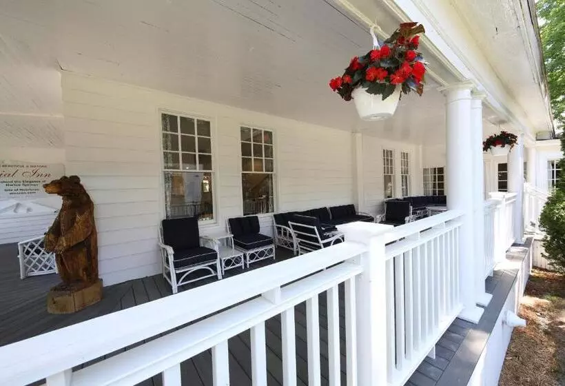 فندق Colonial Inn Harbor Springs