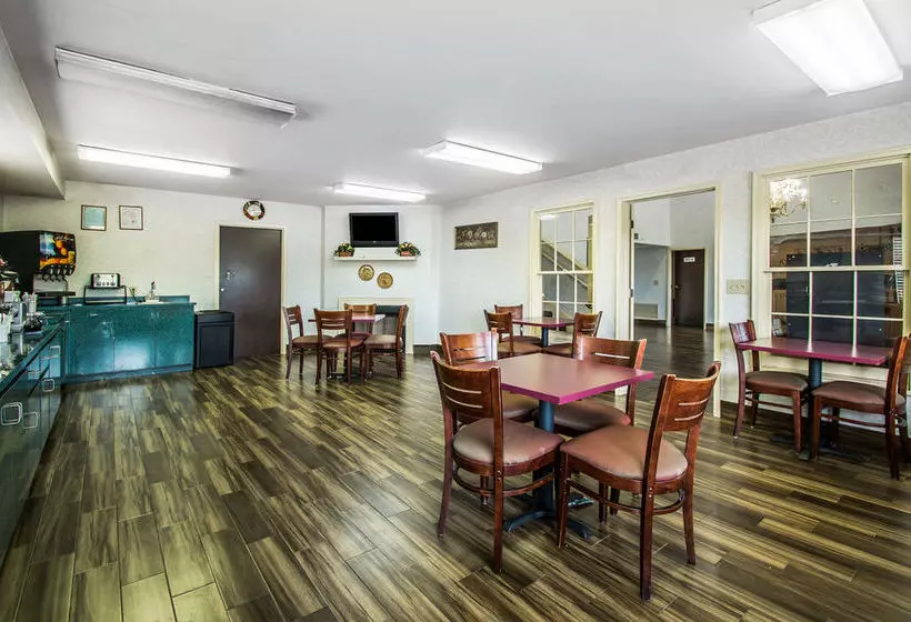 בית מלון כפרי Super 8 By Wyndham Montgomery I65