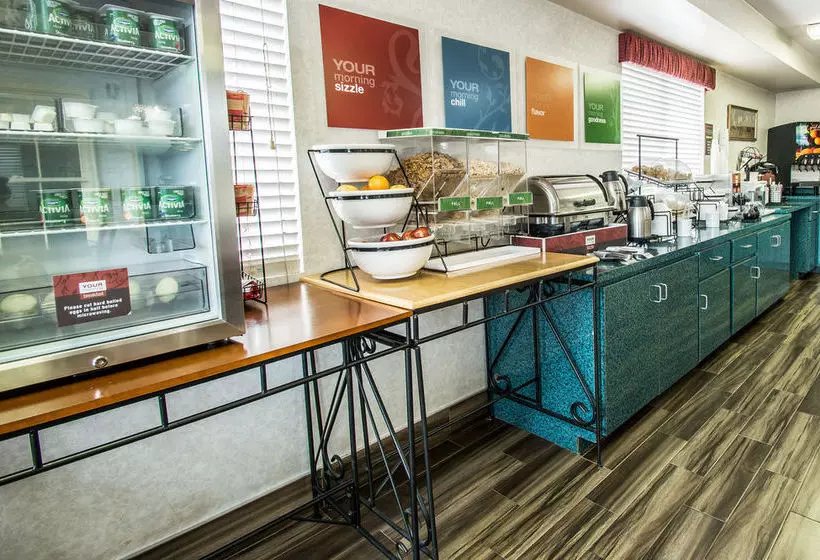 בית מלון כפרי Super 8 By Wyndham Montgomery I65