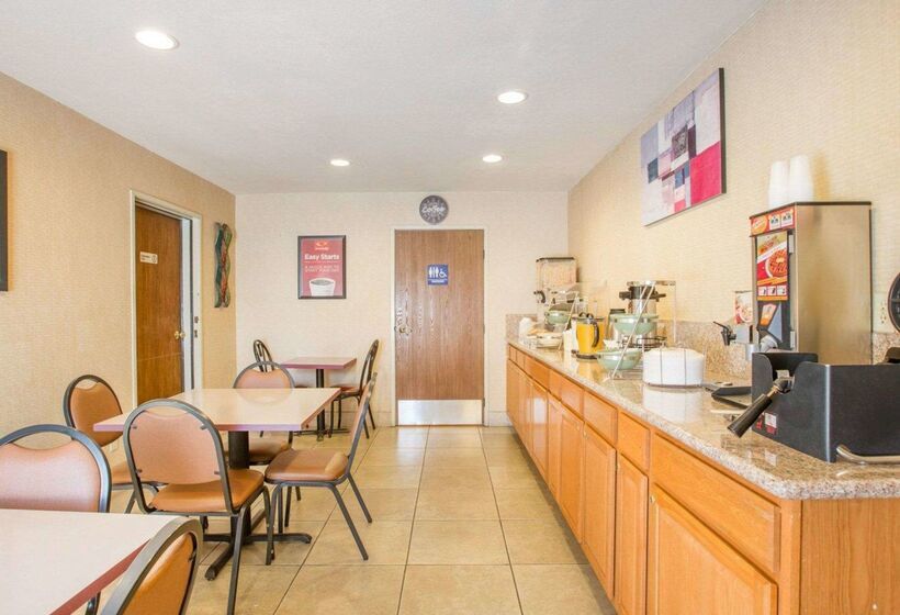 Отель Econo Lodge Inn & Suites Lodi Wine Country Area