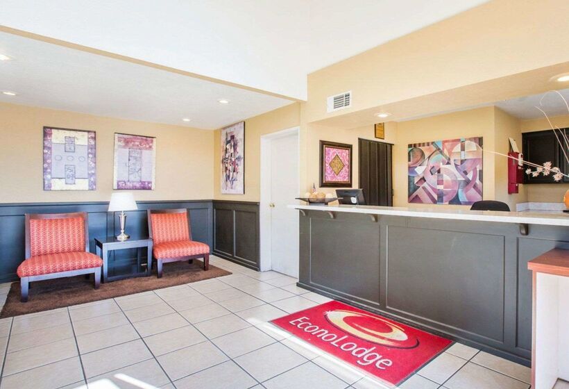 Отель Econo Lodge Inn & Suites Lodi Wine Country Area