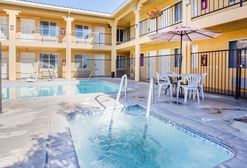 Отель Econo Lodge Inn & Suites Lodi Wine Country Area