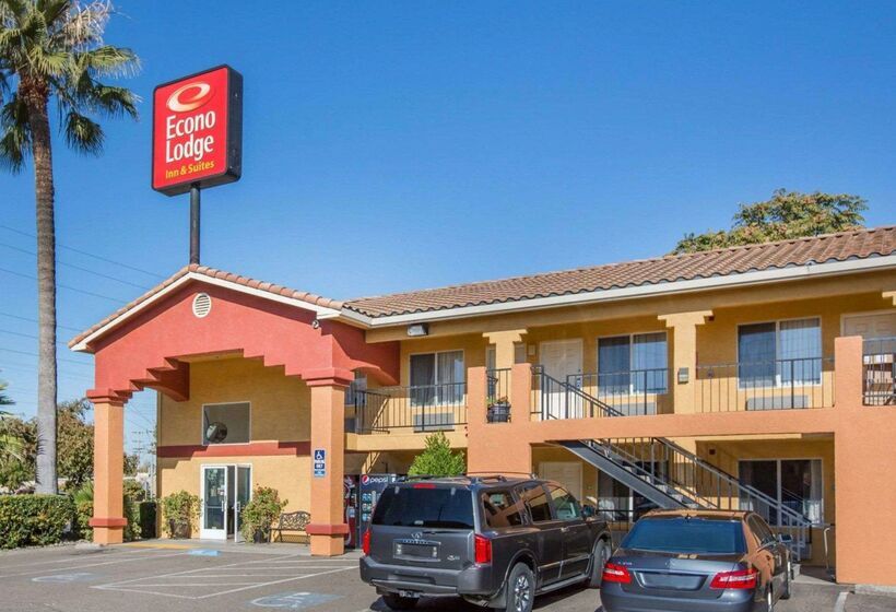 Отель Econo Lodge Inn & Suites Lodi Wine Country Area