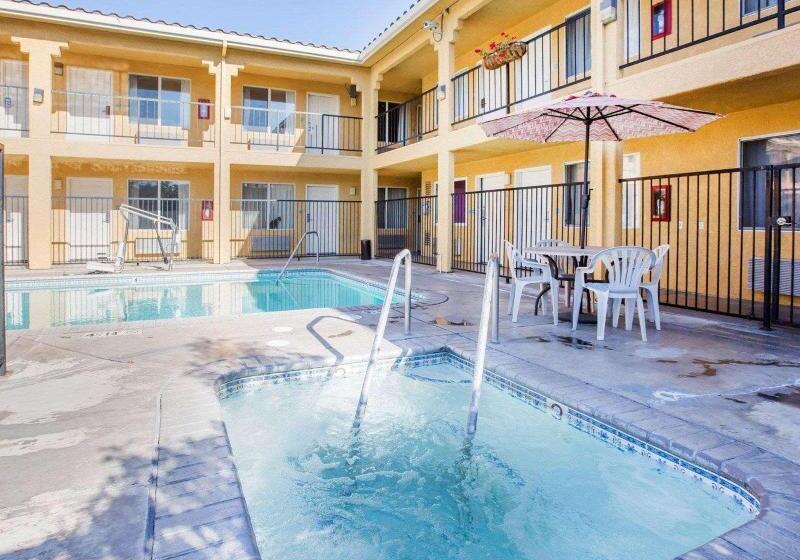 Отель Econo Lodge Inn & Suites Lodi Wine Country Area