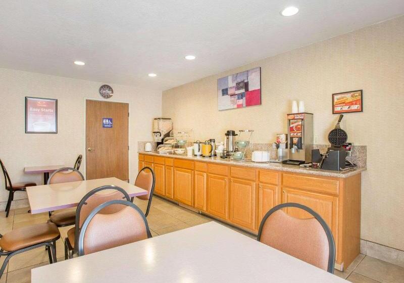 Отель Econo Lodge Inn & Suites Lodi Wine Country Area