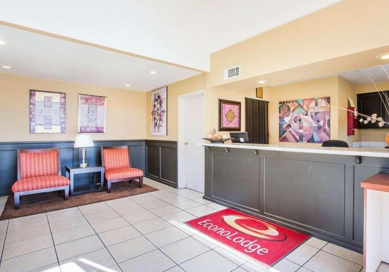 Отель Econo Lodge Inn & Suites Lodi Wine Country Area