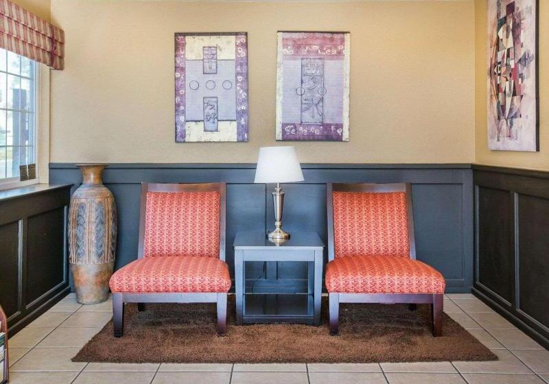 Отель Econo Lodge Inn & Suites Lodi Wine Country Area