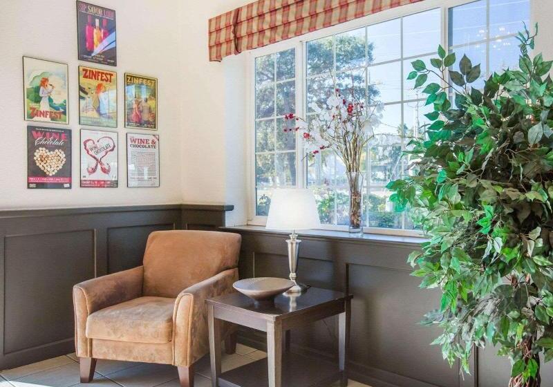 Отель Econo Lodge Inn & Suites Lodi Wine Country Area