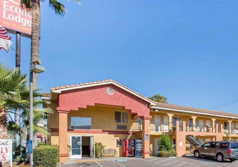 Отель Econo Lodge Inn & Suites Lodi Wine Country Area