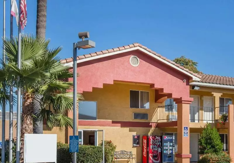 호텔 Econo Lodge Inn & Suites Lodi   Wine Country Area