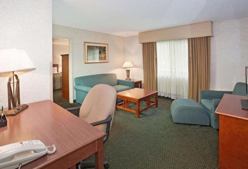 هتل La Quinta By Wyndham Overland Park