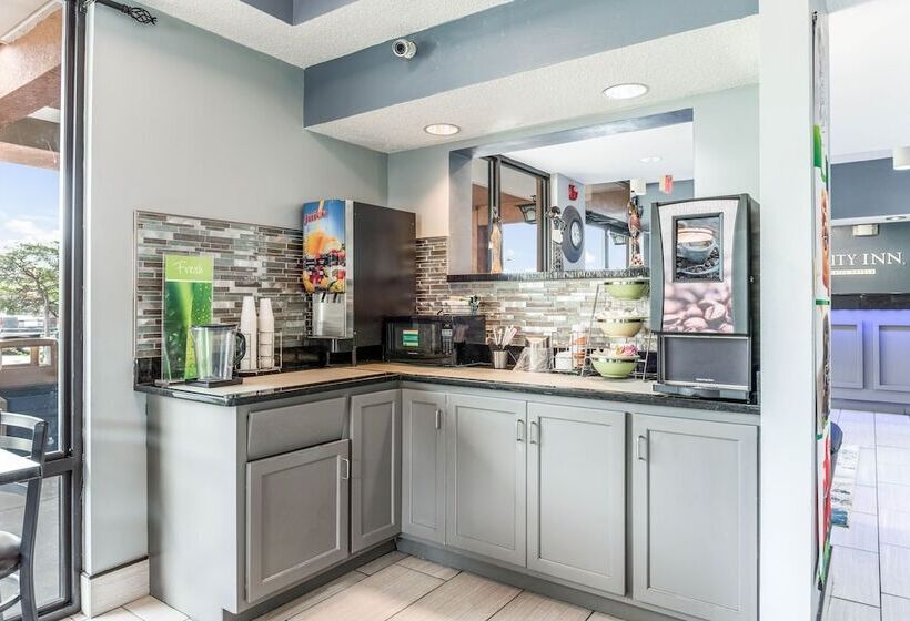 Отель Quality Inn Downtown