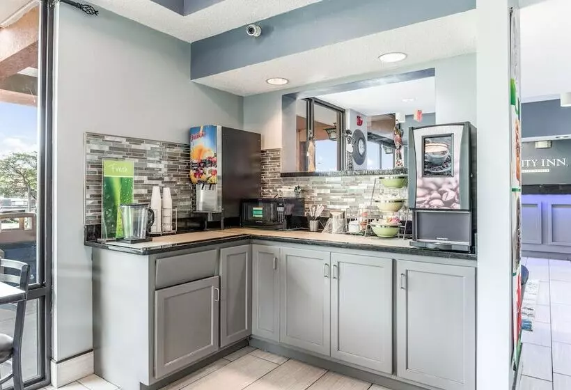 בית מלון כפרי Quality Inn Downtown