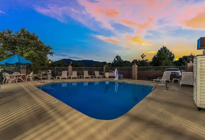 בית מלון כפרי Quality Inn Downtown