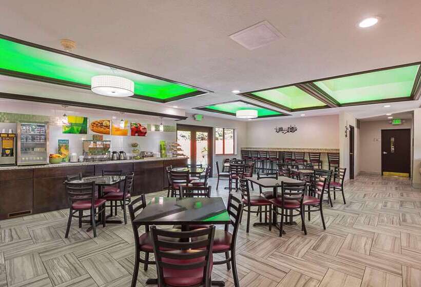 호텔 Quality Inn & Suites