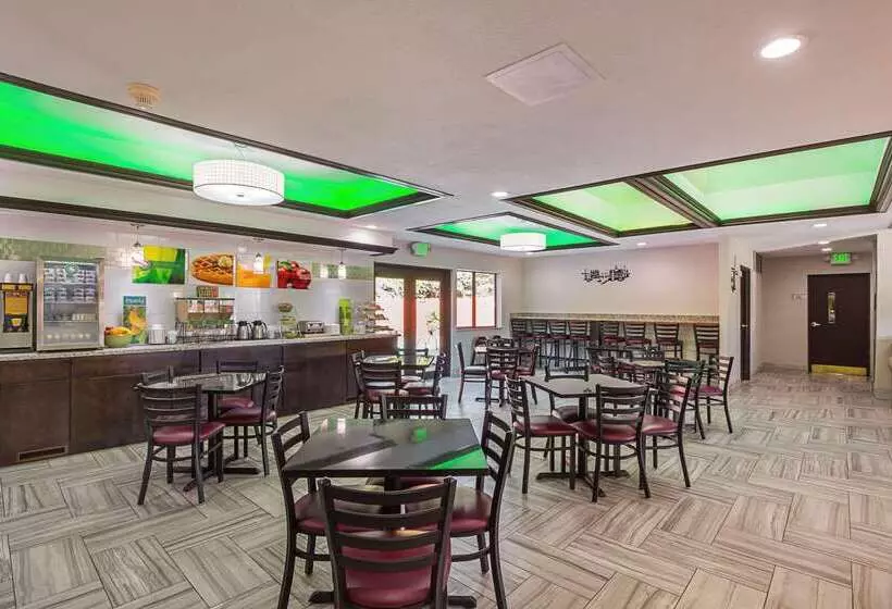 Отель Quality Inn & Suites