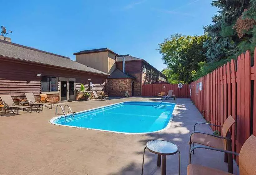 Отель Quality Inn & Suites