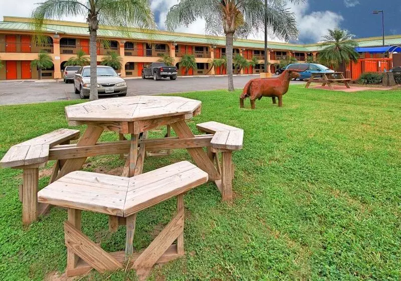 בית מלון כפרי Texas Inn Harlingen