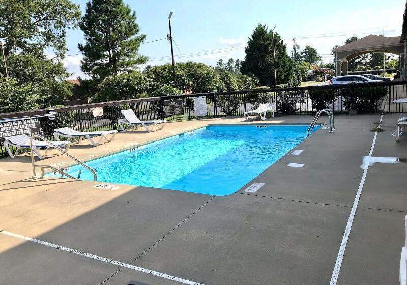 فندق Baymont By Wyndham Creedmoor