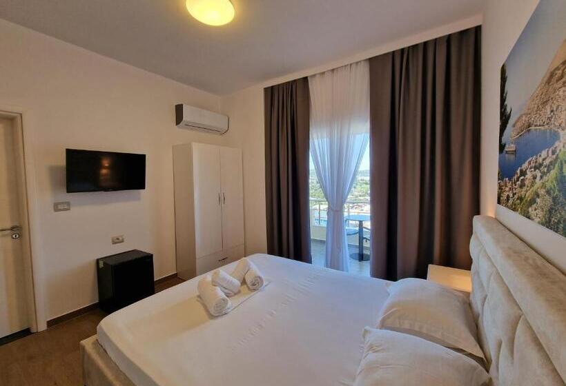 هتل Queen Margaret Seaside