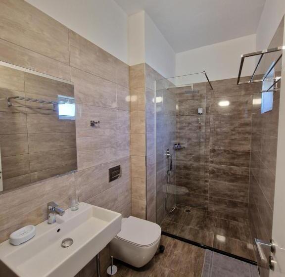 هتل Queen Margaret Seaside