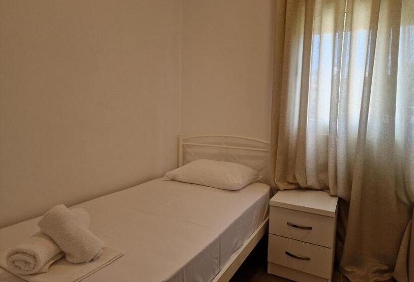 هتل Queen Margaret Seaside