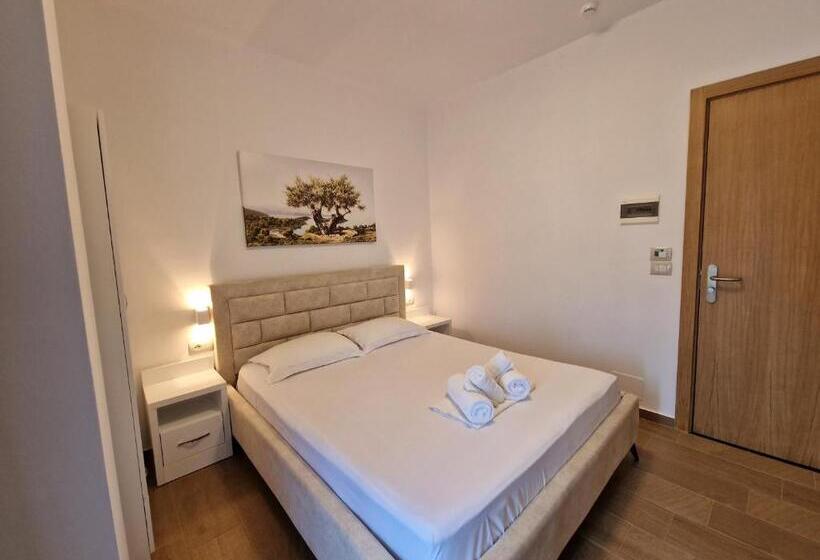 هتل Queen Margaret Seaside