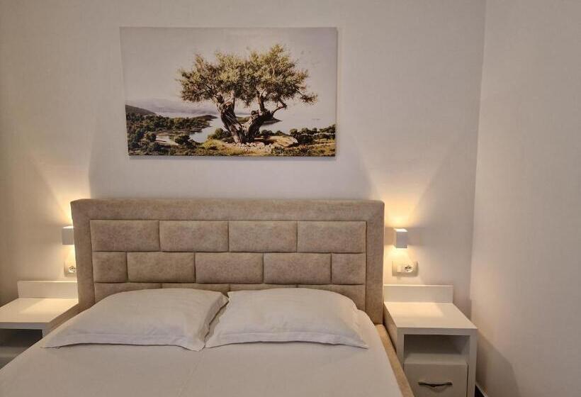 هتل Queen Margaret Seaside