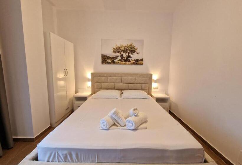 هتل Queen Margaret Seaside