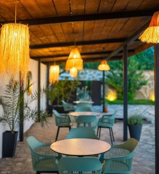 Vineyard Hotel & Winery