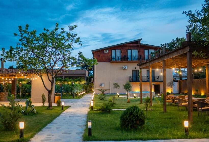 Vineyard Hotel & Winery