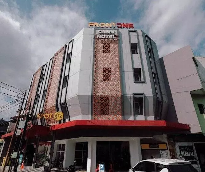 Hotel Front One Cabin Slamet Riyadi Solo