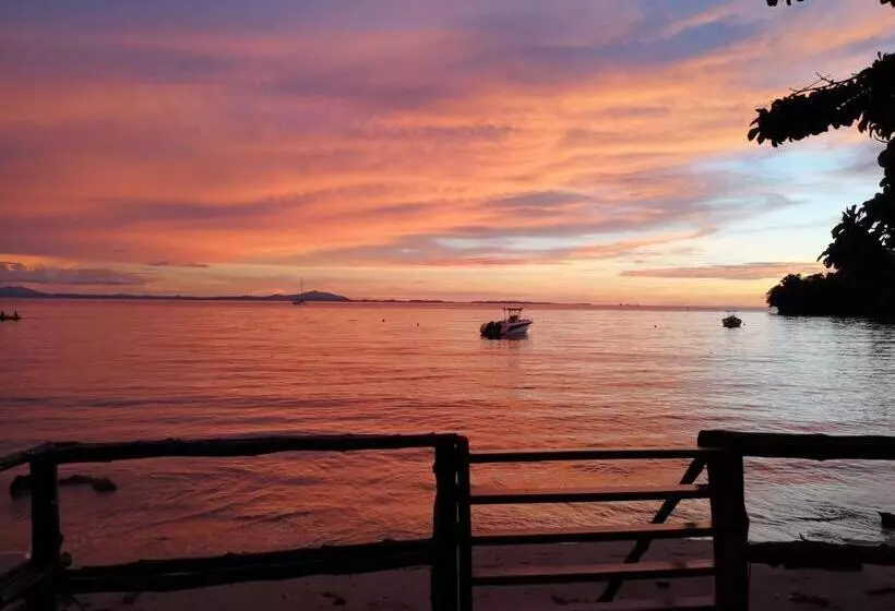 تختخواب و صبحانه Chez Alex