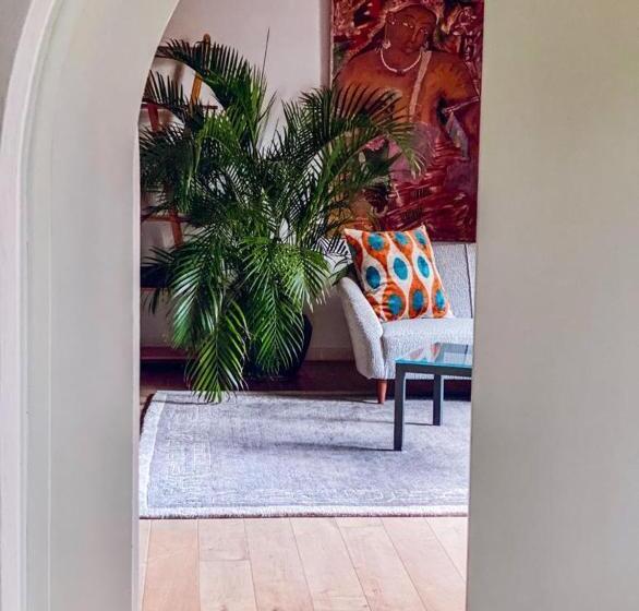 تختخواب و صبحانه Goldenstern Townhouse