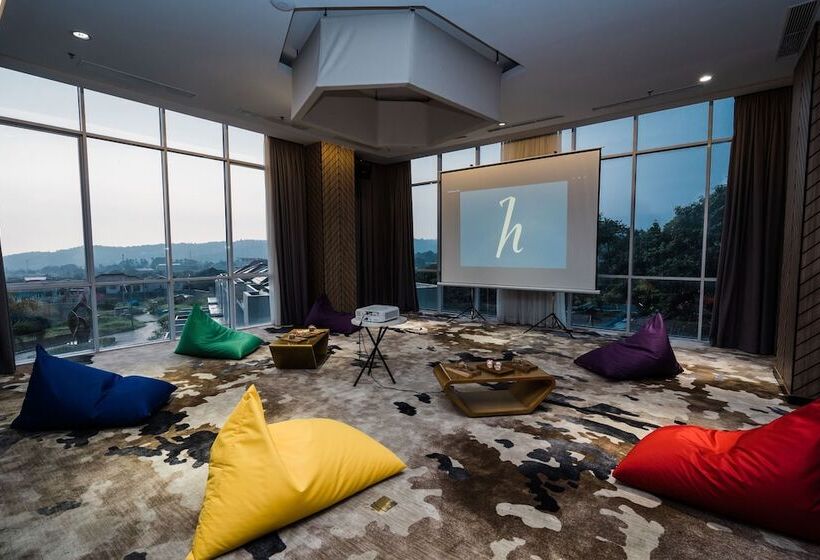 Отель Horison Ultima Bhuvana Ciawi