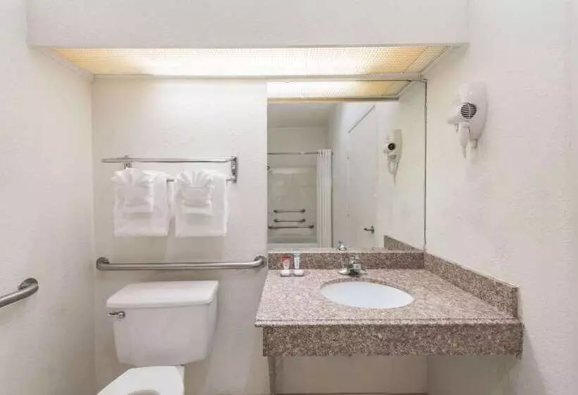 Отель Americas Best Value Inn & Suites Fort Worth South