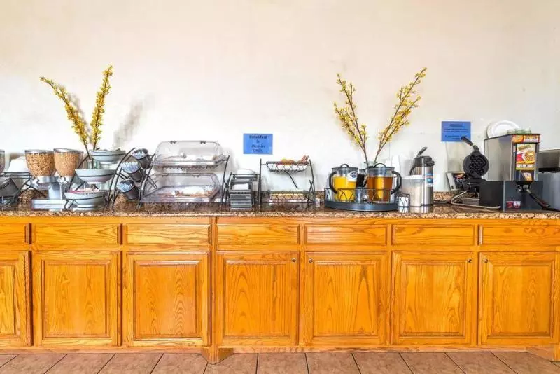 Отель Americas Best Value Inn & Suites Fort Worth South