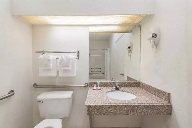 Отель Americas Best Value Inn & Suites Fort Worth South