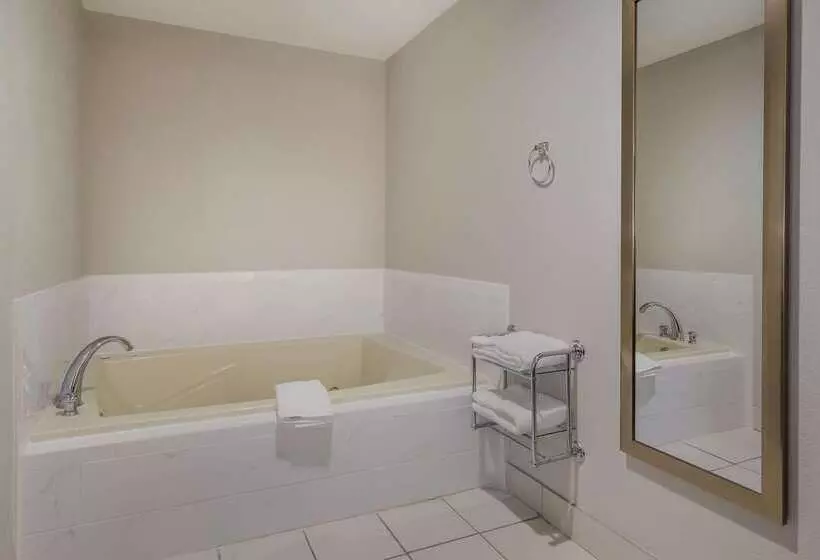 Hotel Clarion Pointe Harrodsburgdanville