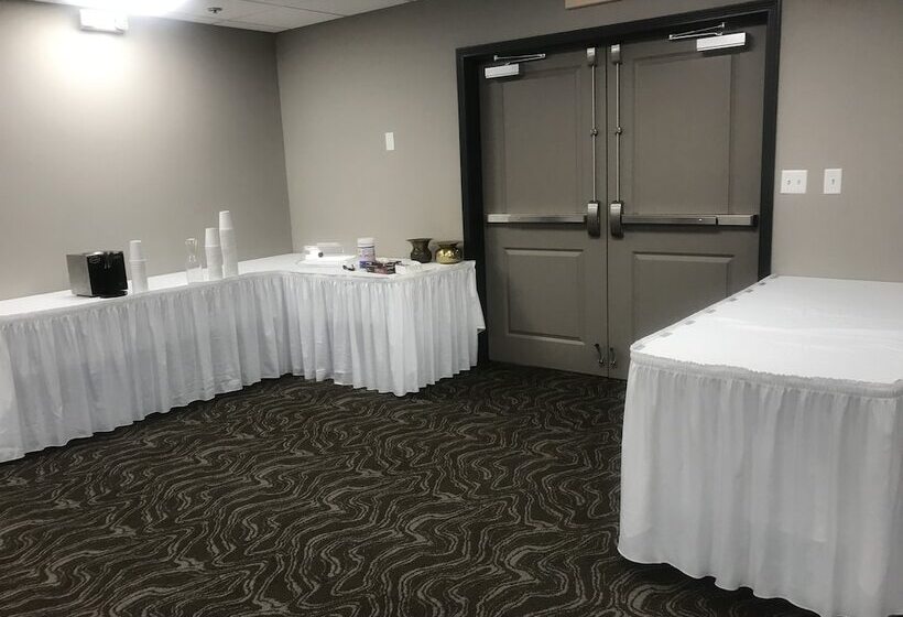 هتل Country Inn & Suites By Radisson, Fargo, Nd