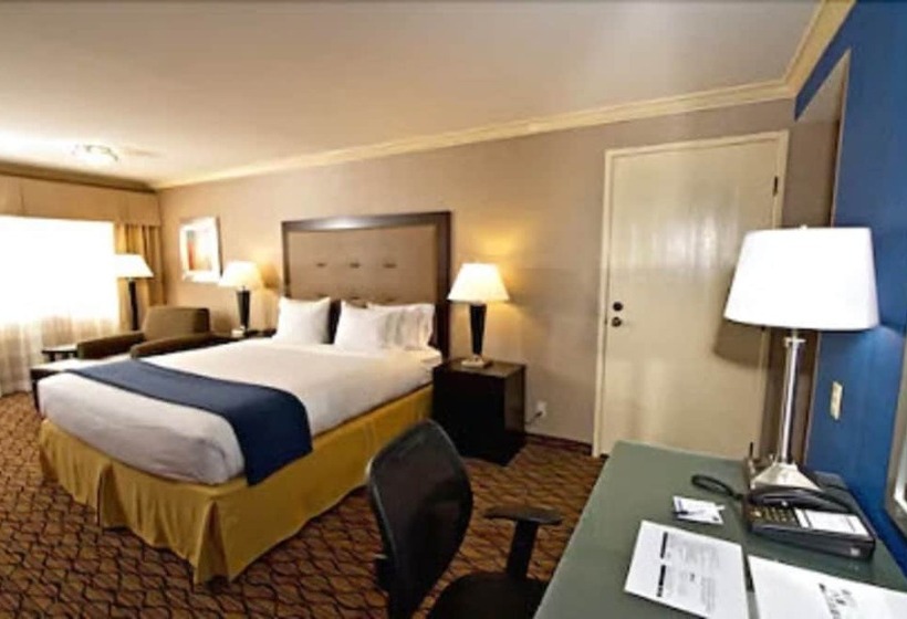 فندق Holiday Inn Express Port Hueneme, An Ihg