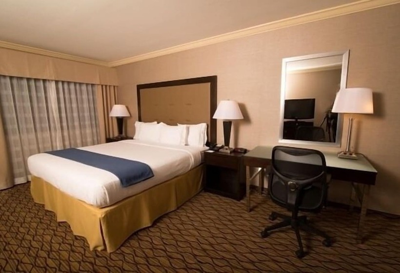فندق Holiday Inn Express Port Hueneme, An Ihg