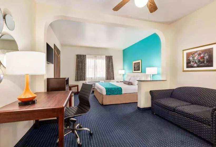 בית מלון כפרי Howard Johnson By Wyndham San Antonio & Suites