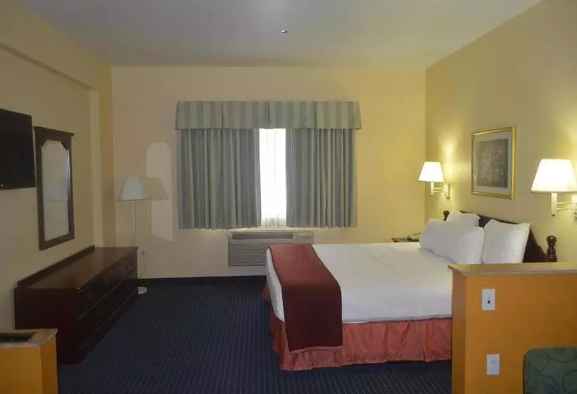 בית מלון כפרי Howard Johnson By Wyndham San Antonio & Suites