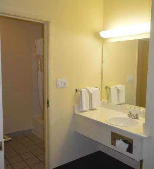 בית מלון כפרי Howard Johnson By Wyndham San Antonio & Suites